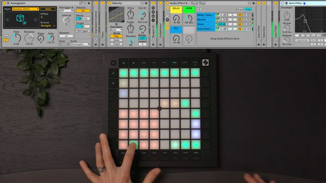 Ich habe einen Filter, der vom polyphonen Aftertouch des Pad-Grids gesteuert wird.
