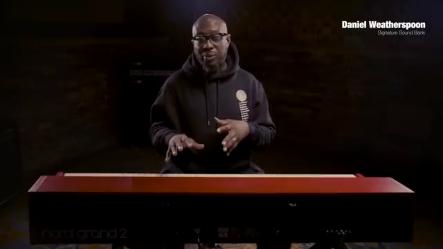 Dieser spezielle Patch, der 'Duet' heißt, gibt mir die Möglichkeit dazu. Im unteren Bereich der Tastatur haben wir eine Gitarre, akustische…