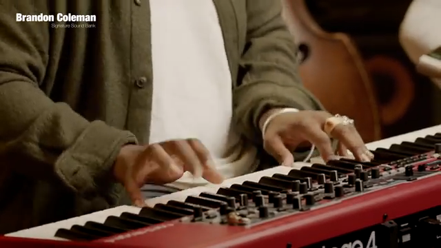 Ich lasse mich einfach generell von Klängen inspirieren, von Menschen, von meiner Katze – Sie würden sich wundern, mitten in der Nacht gibt…