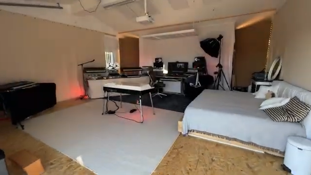 Der komplette Studioumbau, um diese Garage, die wie eine Hallkammer klang, in einen der besten Akustikräume zu verwandeln, die ich je…