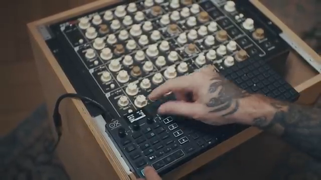 Du kannst Knöpfe drehen, Tasten drücken und direkt mit deiner Musik interagieren.