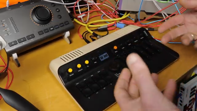 Man verspürt sofort diesen seltsamen Drang, Musik zu machen, weil ich nicht über die Akkorde nachdenke, sondern einfach zufällig Tasten…