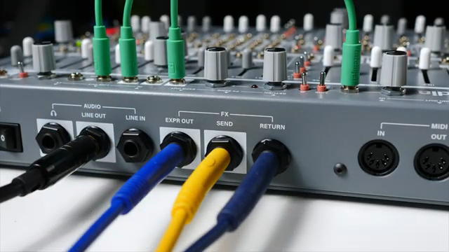 Du kannst Cascadias CV-Modulation nutzen, um Parameter an deinen Pedalen zu steuern.
