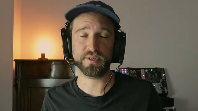 Ich musste etwas anders machen, und so habe ich mir eine Challenge gesetzt, für die ich heute noch dankbar bin, weil sie mein Sounddesign…