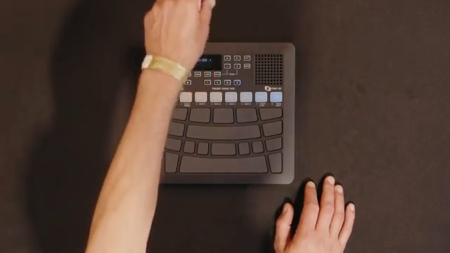 Man nimmt es vom Stick in den Computer und macht dort weiter. So geht nichts verloren.