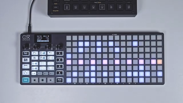 Im Multitrack-Modus gibt es 8 Mod-Lines, 1 pro Spur in Bänken zu je 4, anstelle des üblichen Sets von 4 bei den anderen Sequenzern.