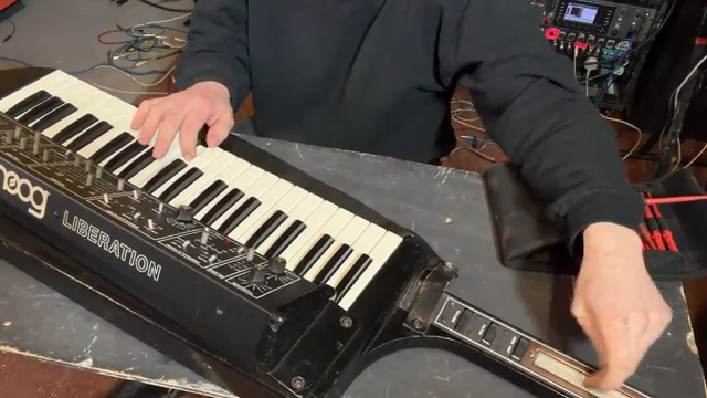 LOOK MUM NO COMPUTER pimpt das Moog-Keytar: Australisches Chaos trifft Synth-Zauberei