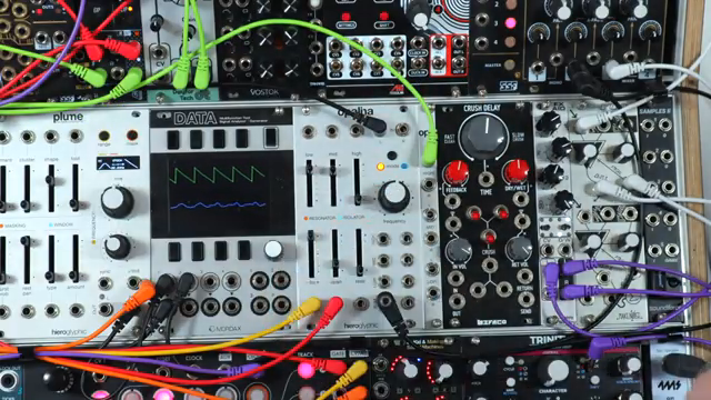 Man hört, dass es im Low und Mid nicht vorhanden ist, sondern nur im High-Band. Das ist eine richtig schöne Art, Signale zu mischen – mehr…