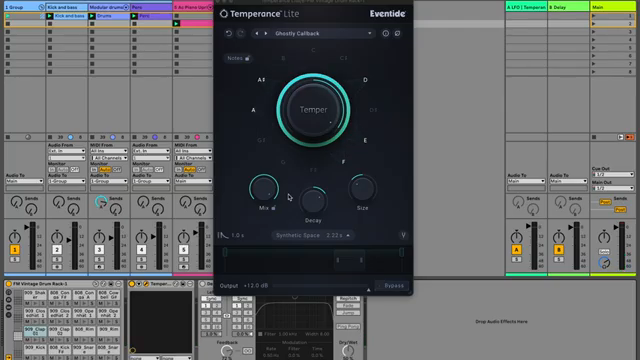 Mit komplett aufgedrehtem Wet-Anteil hörst du, wie das Ghostly Callback-Preset aus diesen perkussiven Sounds coole kleine melodische…