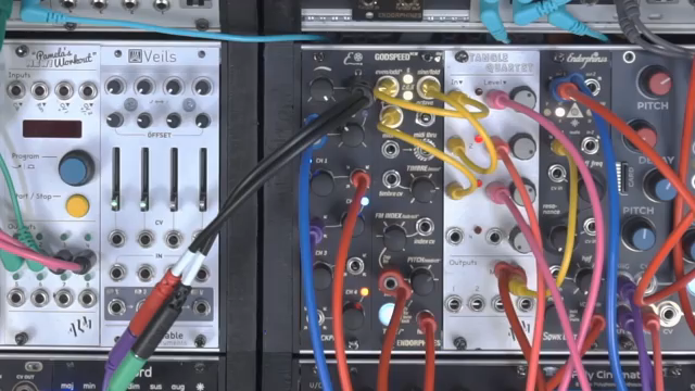 Es klingt, als hätte man mehrere VCOs am Start. Aber alles kommt von einem – und bleibt stimmstabil.