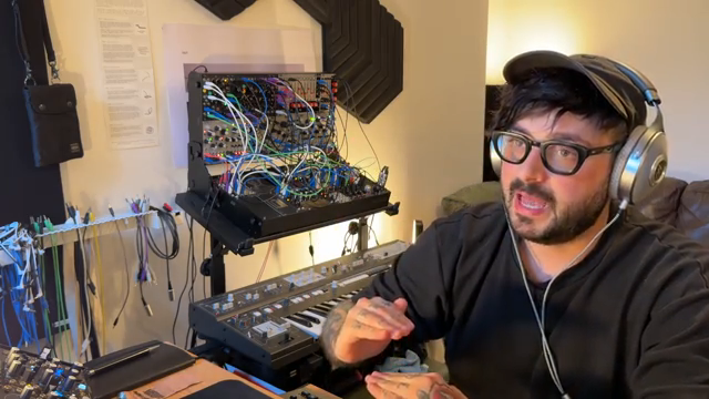 Weil der gelbe Oszillator jetzt im niedrigen Subaudio-Bereich ist, bekommt man die Klicks aus den Wellenformen. Und ich liebe diesen Sound…