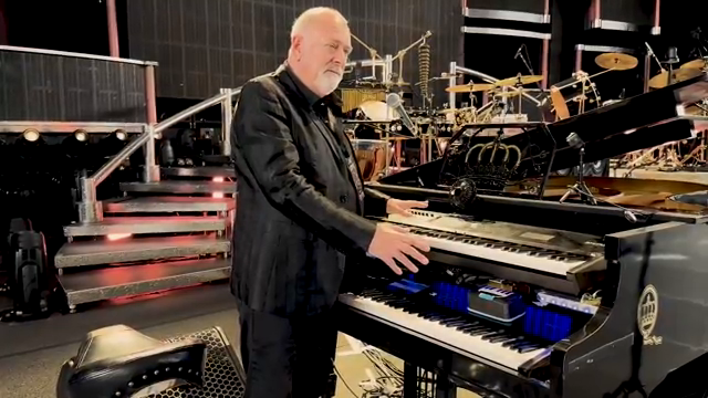 Ich kann tatsächlich die ganze Queen-Show mit diesem einen Keyboard spielen, weil es das reguläre – es hat einen großartigen Pianosound und…