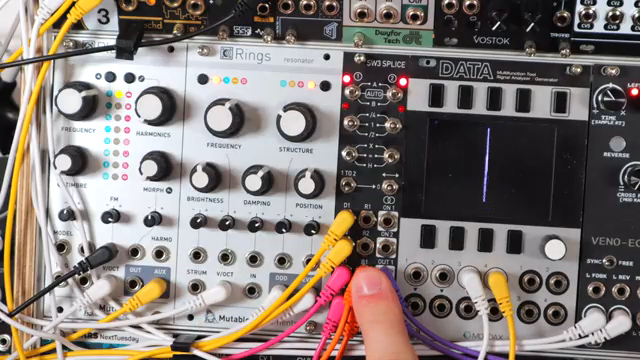 An den A-Eingängen hier (rosa Kabel) habe ich ein Stereo-Delay, das Vino Echo, und an den B-Eingängen einen Reverb von ESU's Trifecta…