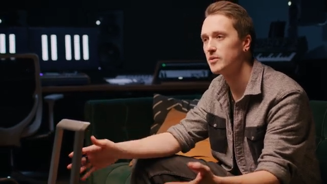 Es sorgt einfach für eine kohärente Verbindung zwischen dem, was man spielt, was man in der Luft ausdrückt, und gibt zudem ein schönes…