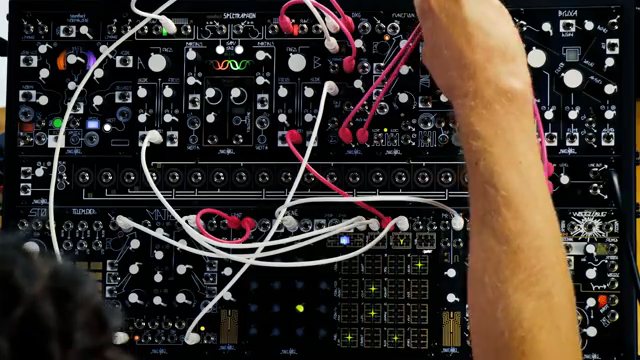 Die Eingänge des Mimeophon sind normalisiert, sodass der linke Eingang als Mono-Eingang genutzt werden kann und auf beiden Ausgängen zu…