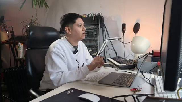 Ich strebe nicht wirklich nach Perfektion oder einem sauberen Sound in dieser Hinsicht. Und für mich fühlt es sich dadurch ein bisschen…