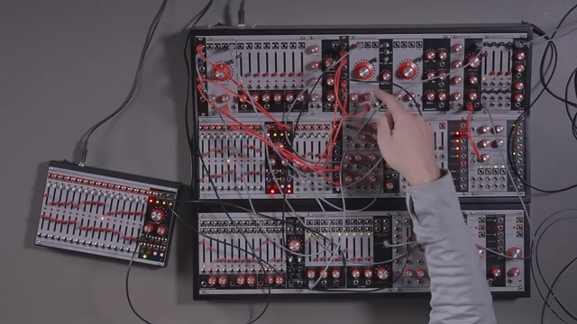 Jetzt kann man diese Push-Pull-Beziehung zwischen den Raten der Sequenzen und des Oszillators hören.