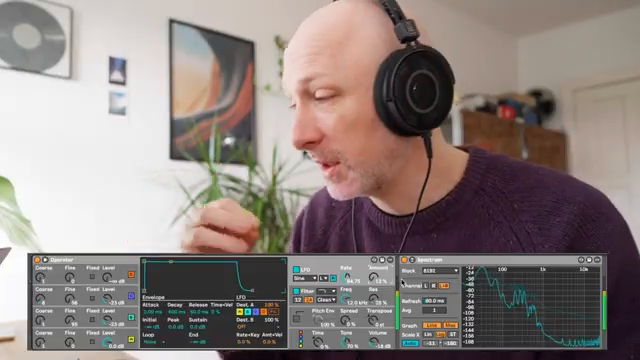 Es kommt aus dem Nichts, es kommt im Grunde von einem Drone, es kommt im Grunde von einer Sinuswelle.