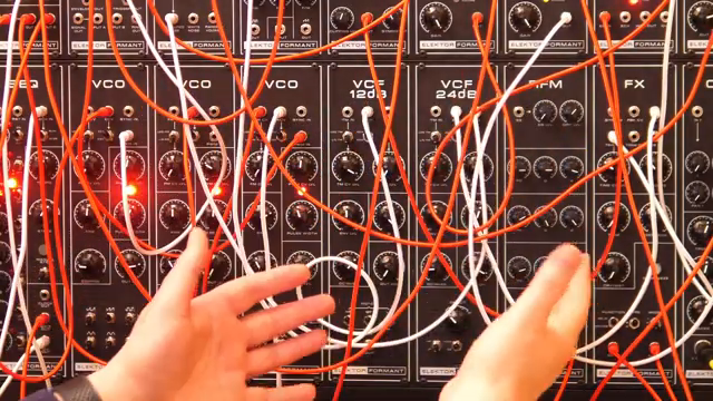 Zwischen diesen drei Filtern gibt es allerlei herrliche Klang-Goodies und Modulation, die du damit machen kannst.