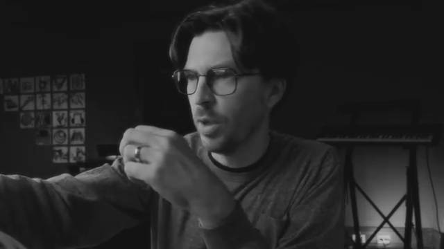 Das ist so etwas wie eine geisterhafte Melodie, aber auch eng mit diesem Drumbeat verwoben.