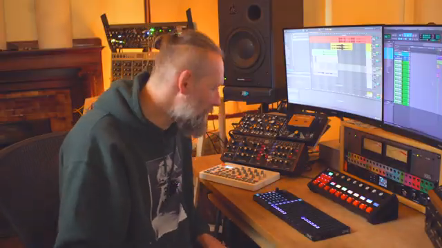 Ich kann eins, zwei, drei, vier, fünf, sechs Synths direkt vor mir bedienen, ohne mich zu bewegen oder aus dem perfekten…