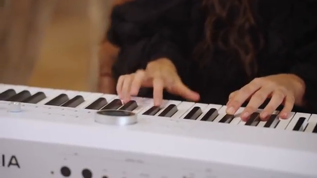 Arturia AstroLab: Marina Herlop und die neue Leichtigkeit des Live-Setups