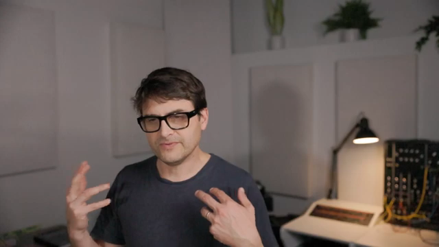 Das Ohr ermüdet nicht an der immer gleichen Wiederholung. Es kommt immer ein bisschen Würze dazu.