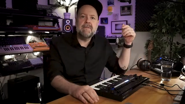 Der L1 Essential ist ein Clone bzw. ein erweiterte, also basierend auf Rolands SH101, aber mit zusätzlichen Funktionen.