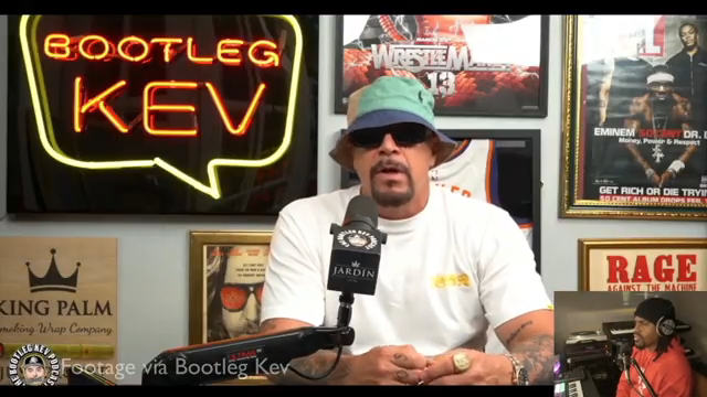 Wir haben ihn einfach unter meine Fittiche genommen. Er hat gesehen, wie Alben gemacht werden, wie Studiosessions ablaufen und die kleinen…