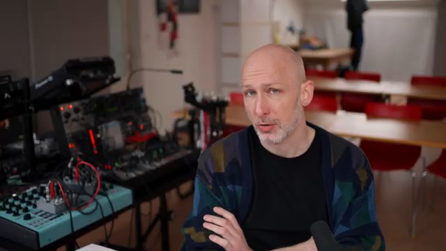 Underdog Electronic Music School auf Schienen: House-Beats mit AirPods gemixt