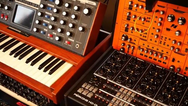 Es ist erwähnenswert, dass das Studio keine statische Sache ist. Es verändert sich ständig, ich stelle ja dauernd Sachen ins Video.