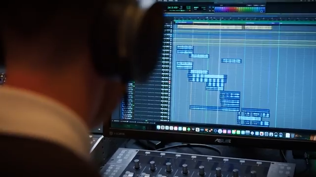 Es macht irgendwie mehr Spaß, kreativ zu sein und verschiedene Dinge zu tun und verschiedene Tiefen, verschiedene Geschichten für deine…