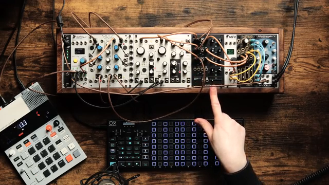 Wir bekommen den Klang der gefalteten Wellenform, aber auch den Sinus aus dem Filter.