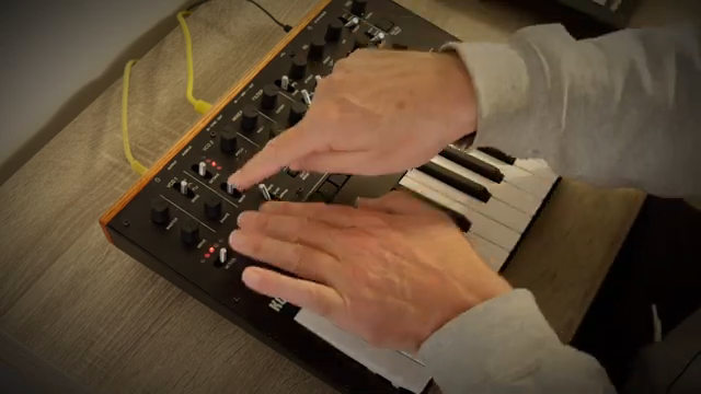 Woody Piano Shack entfesselt den Korg Monologue: Kleine Kiste, fetter Sound