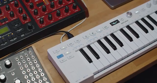 Dieses Setup ist perfekt, wenn du Hardware hands-on steuern willst und trotzdem das gleiche Spielgefühl wie bei Software-Instrumenten…