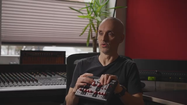 Die fünf Oszillatoren, die analoge Oszillatoren sind und naturgemäß driften, können automatisch gestimmt werden.