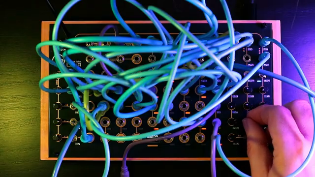 Ihr Design führt zu einem semi-modularen Instrument, bei dem Rhythmus einfach nur verlangsamte Harmonie ist.