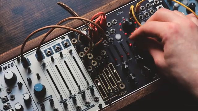 Filter sind ein grundlegendes Element der Synthese und spielen eine riesige Rolle beim Formen unseres Sounds im Sounddesign und in der…