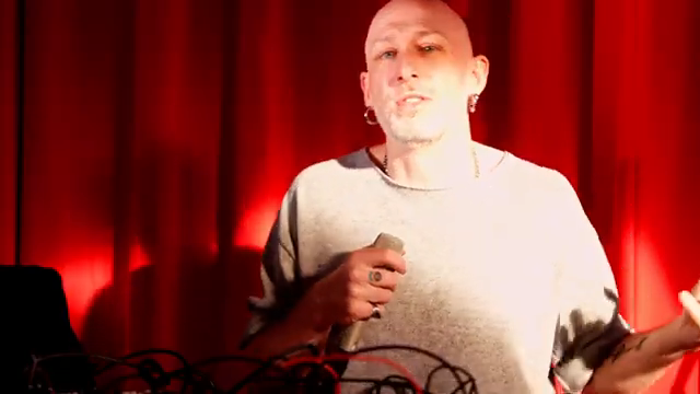 Da steckt einfach ein bisschen Theater drin, wenn man über die visuelle und erfahrbare Erfahrung des Publikums nachdenkt, nicht nur über…