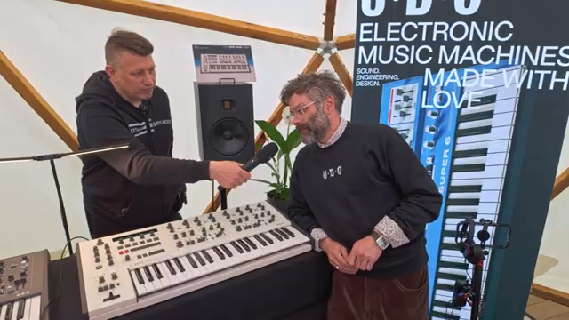 Es ist nicht wirklich ein Monosynth, aber auch nicht unbedingt als Polysynth konzipiert, sondern steht irgendwo dazwischen.