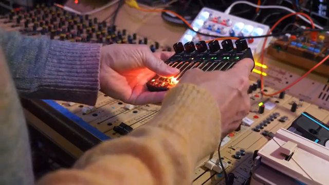 In Kombination mit den sechs Modulationspunkten bekommt man mit diesem Instrument eine Ausdrucksstärke, die weit über eine Kalimba…