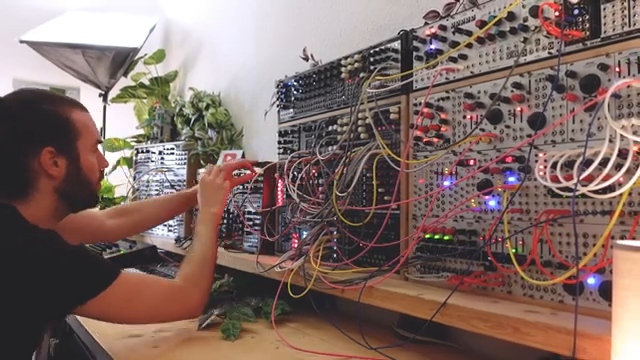 Ich beginne mit Experimenten und fülle den Raum, um dann aus den entstandenen Klängen einen Track zu formen.