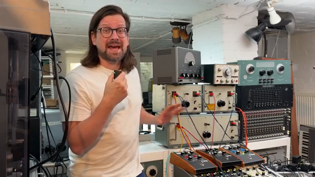 Sie haben diesen akusmatischen Vibe früher elektronischer Musik, wegen ihrer passiven Bauweise und der großen Spulen, die hier verwendet…