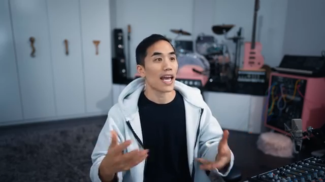 Das sorgt für dieses Gefühl von Lebendigkeit und ständiger Veränderung, das irgendwie zum Markenzeichen dieses Tracks wurde.