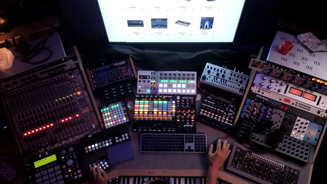 Das ist mein Hauptsynth. Das ist auch mein Haupt-Masterkeyboard. Der Sequencer ist der Hammer.