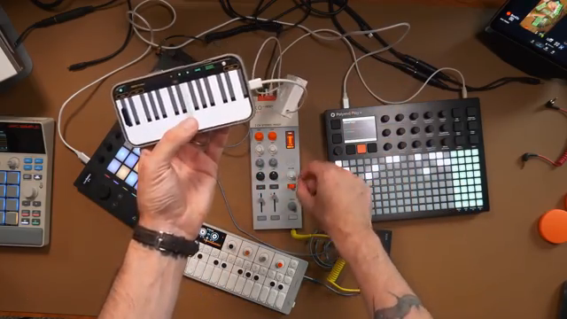 Das ist ein winziger Mixer mit vier Stereo-Eingängen, drei Stereo-Klinken, einem USB-C-Port.