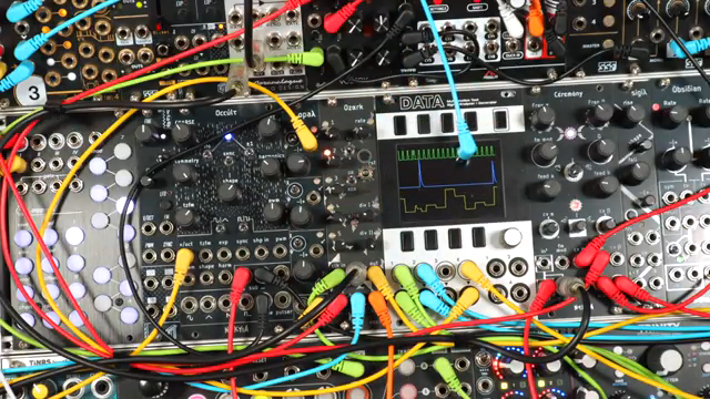 Es hält den Sequencer an, senkt die Lautstärke und den Klang der Hauptstimme.