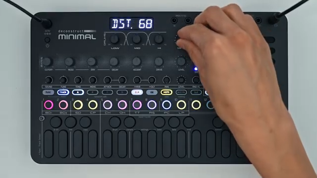 Mein Favorit: Snip Loop. Das loopt unterschiedlich große Stücke deines Beats, und jedes Mal, wenn du den Master-Effekt-Button drückst…
