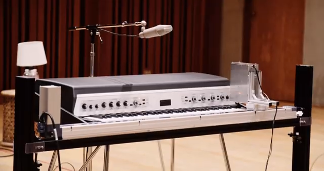 Es wird zwei oder drei verschiedene Sounds innerhalb dieses einen E-Pianos geben.