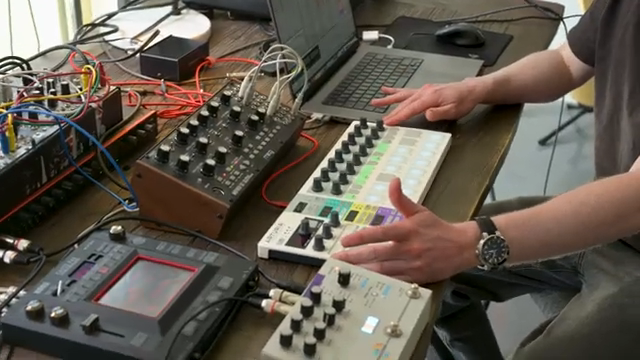 Wenn du mit Produktion anfängst, ist das so ein gutes Gerät, weil es so gut mit Ableton funktioniert.
